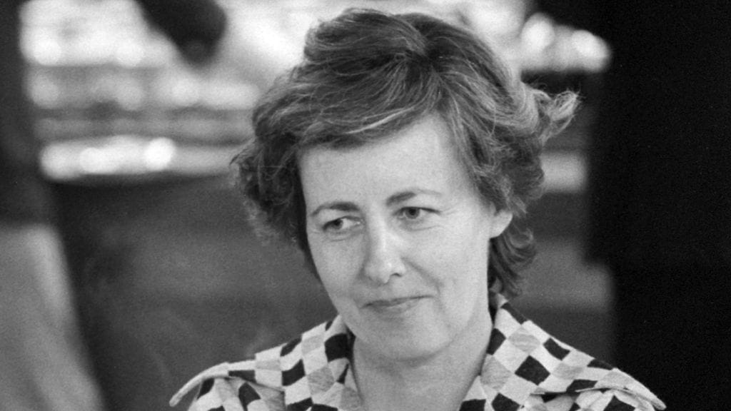 SDP:n kansanedustaja Tellervo Koivisto, joka myös tunnetaan Mauno Koiviston vaimona, eduskunnan kahvilassa 4. marraskuuta 1975.