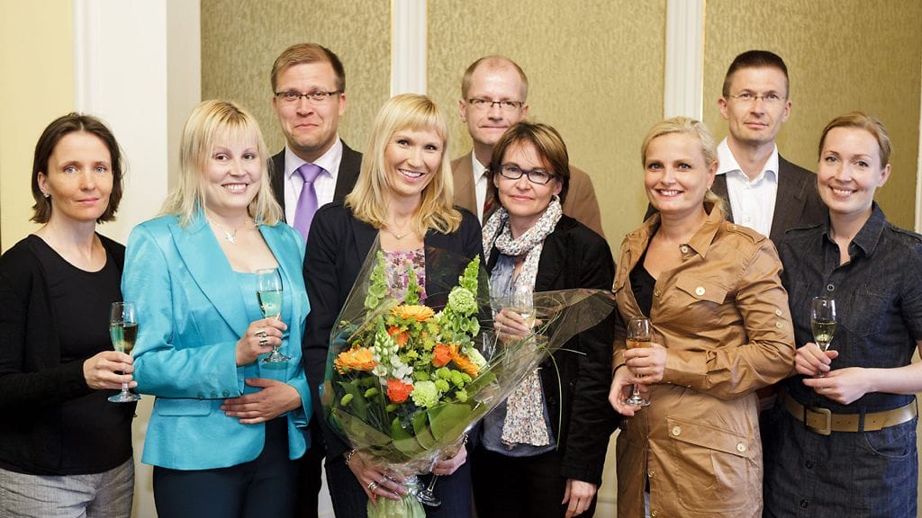 Päätoimittajien yhdistyksen johtokunta ovat myöntäneet journalistipalkintonsa MTV3:n 45 minuuttia - ohjelmalle. Takaa vasemmalta:Jussi Eronen ja Juhani Aalste ja Tommi Manninen. Edestä vasemmalta: Hanna Takala, Elisa Tikkanen, Ripsa Koskinen-Papunen, Marja Juonala, Tuula Malin ja Salla Vuorikoski vastaanottivat palkinnon Helsingissä 24. toukokuuta 2011. Kuva: Lehtikuva