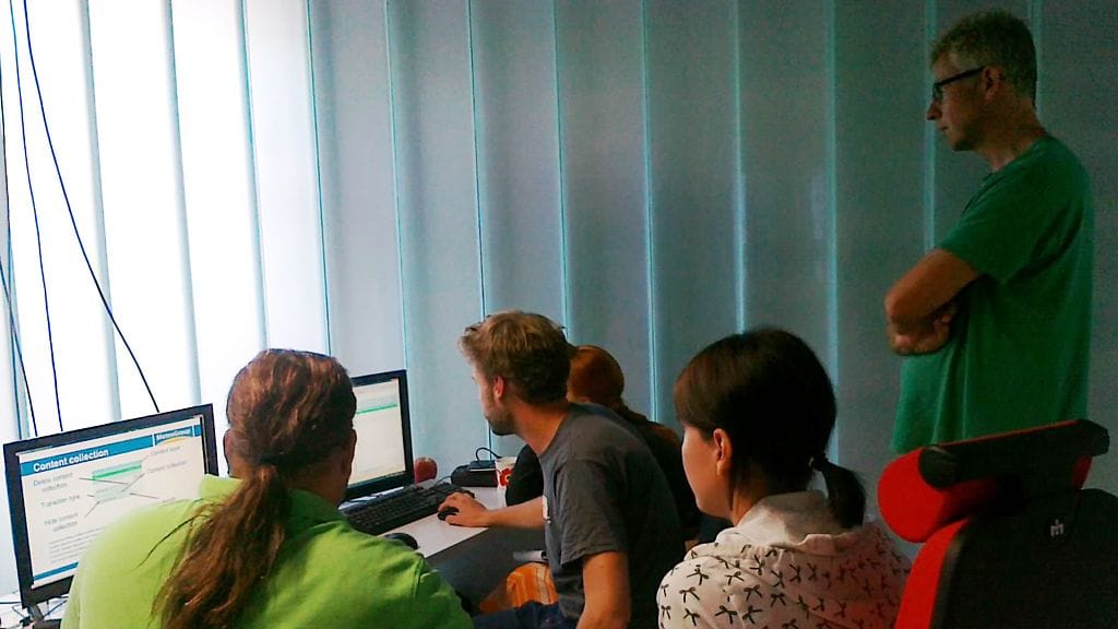 Saksalainen Patrick Schieg kouluttaa MTV3-kanavalla esiintyviä meteorologeja 17.8.2011. Kuva: MTV3