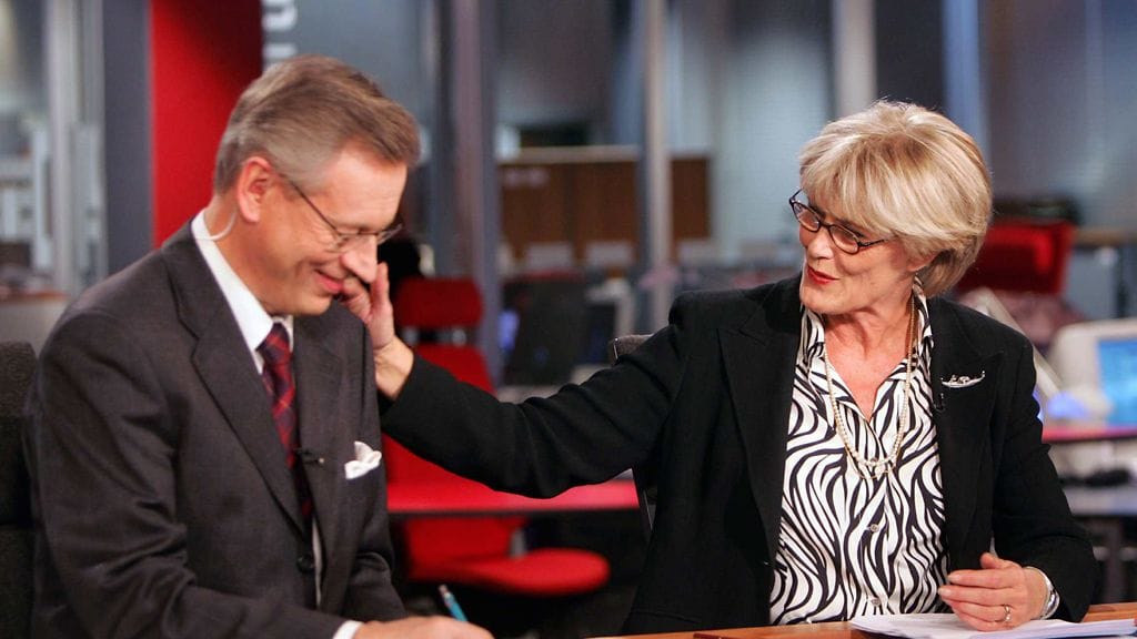 Leena Kaskela ja Urpo Martikainen valmistautuvat viimeiseen yhteiseen suoraan uutislähetykseen tiistaina 9. marraskuuta 2004 Helsingissä MTV3 tiloissa