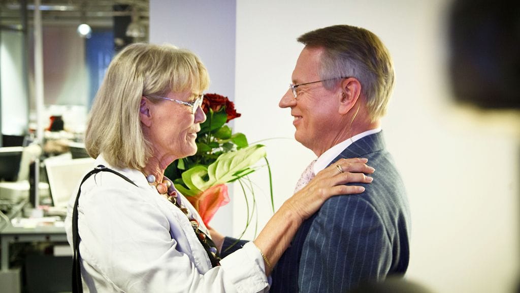 MTV3:n uutisankkuri Urpo Martikainen jäi eläkkeelle 27. toukokuuta 2010. Martikainen sai kukkia entiseltä kollegaltaan Leena Kaskelalta Maikkarin uutisstudiossa viimeisen uutislähetyksen päätyttyä. Kuva: Lehtikuva