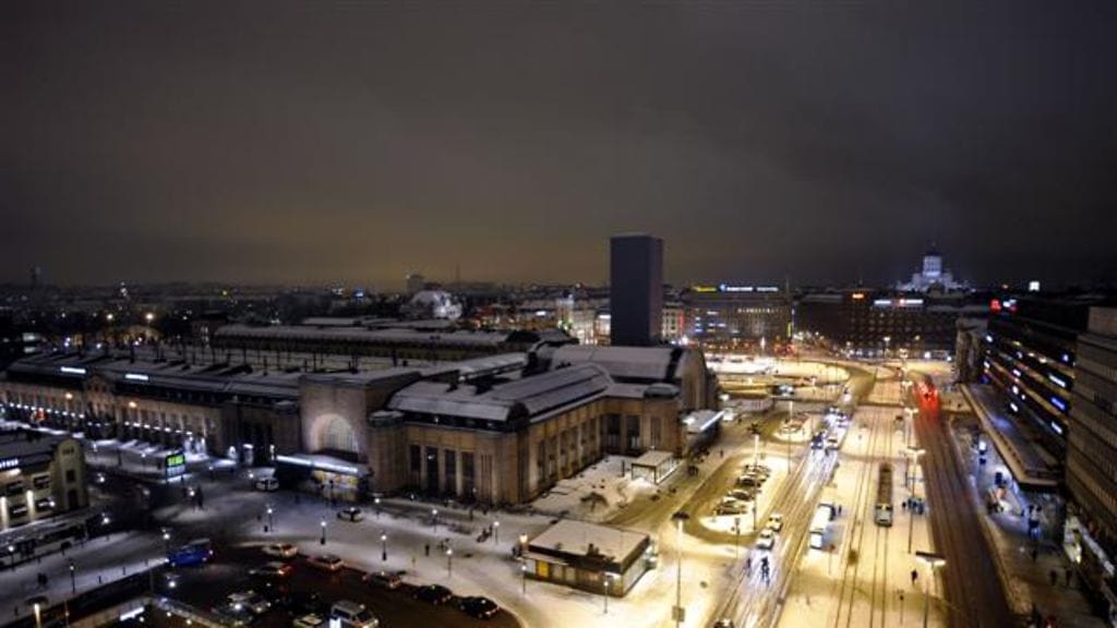 Rautatientorin rautatieasema, Elielinaukio ja Kaivokatu Earth Hour -tapahtuman aikaan Helsingissä, 28. maaliskuuta 2009