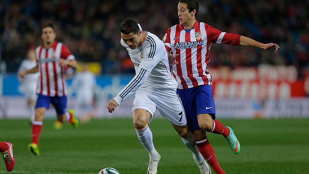 Javier Manquillo ahdistaa Real Madridin Cristiano Ronaldoa cup-ottelussa.