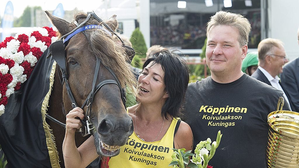 Köppistä hirnuttaa omistajiensa Jyrki ja Maija Korhosen seurassa.