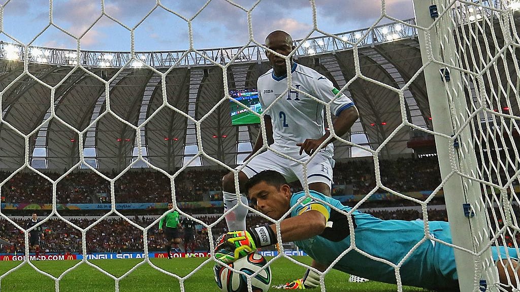 Osman Chavez seurasi lähietäisyydeltä maalitilannetta.