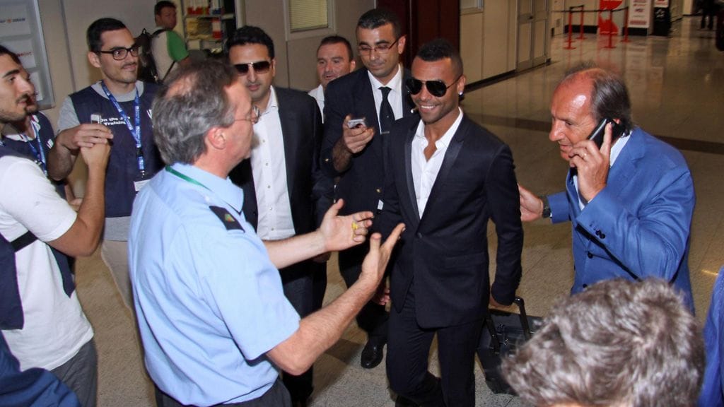 Ashley Cole saapui maanantaina Roomaan uuden seuransa lääkärintarkastukseen.