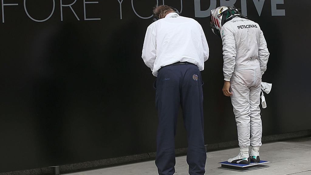 Lewis Hamilton kypärä päässä vaa'alla 2014 Kiinan GP:n jälkeen.