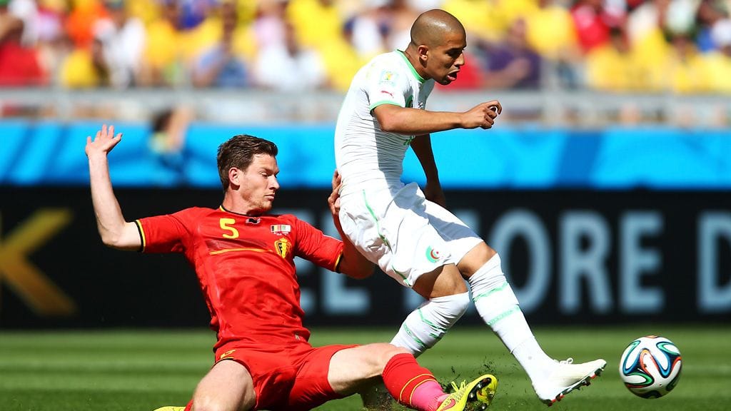 Jan Vertonghen kaataa Sofiane Feghoulin rangaistuspotkun arvoisesti.