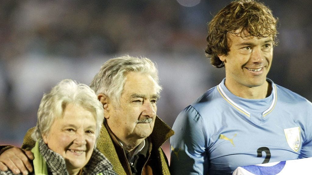 Uruguayn Presidentti Jose Mujica vaimonsa Lucia Topolanskyn ja Diego Luganon kanssa