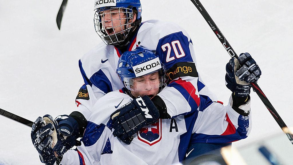 Tomas Mikus (edessä) juhlii nuorten MM-kisoissa Martin Rewayn kanssa.
