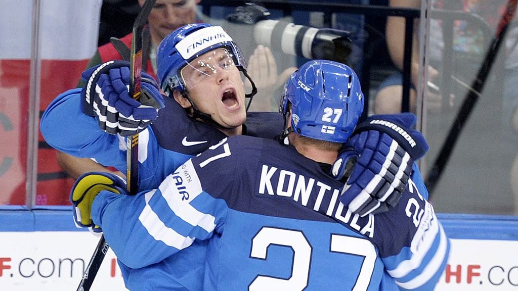 Jori Lehterä saa onnittelut Petri Kontiolalta.