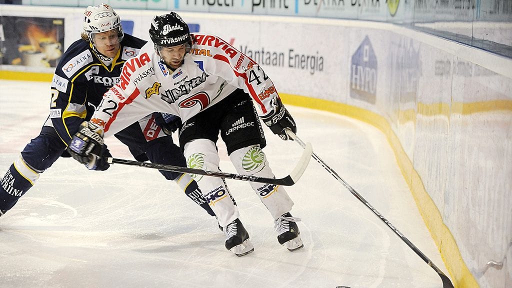 Antti Virtanen (oik.) JYP:n paidassa tammikuussa 2011.