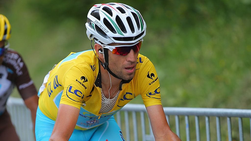 Vincenzo Nibali kisan johtajan keltaisessa paidassa.