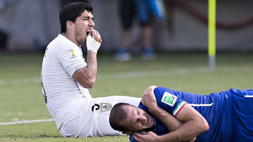 Luis Suarez iski purukalustonsa Giorgio Chielliniin Brasilian MM-kisoissa.
