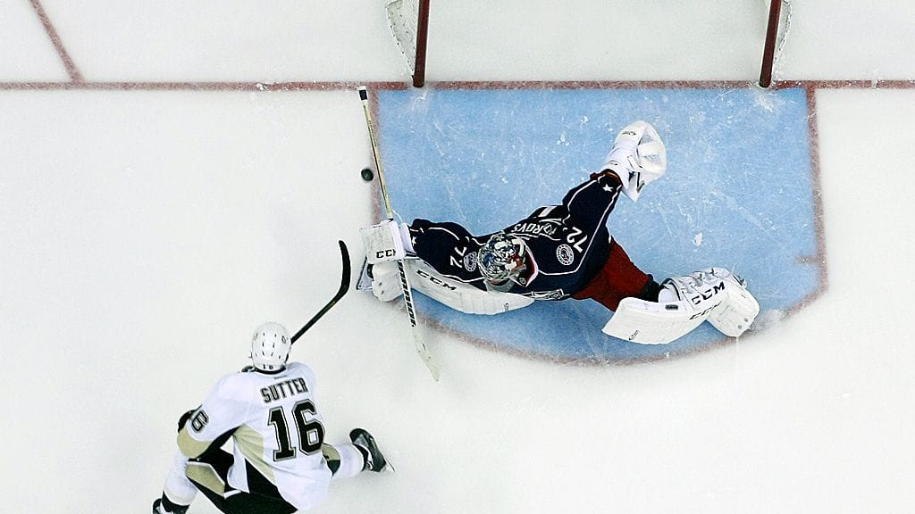 Brandon Sutter ohittaa Blue Jacketsin Sergei Bobrovskin.