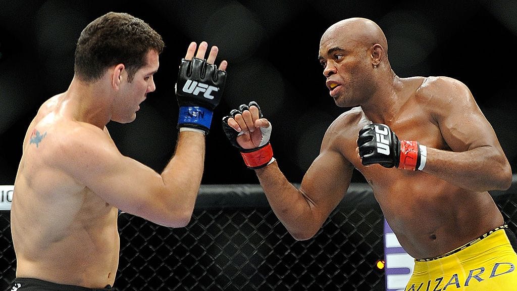 Anderson Silva (oik.) ja Chris Weidman kehässä heinäkuussa 2013.