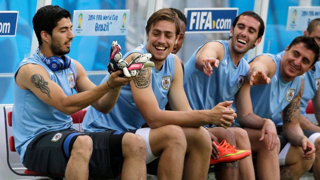 Luis Suarez hauskuutti joukkuetovereitaan lauantain harjoituksissa.