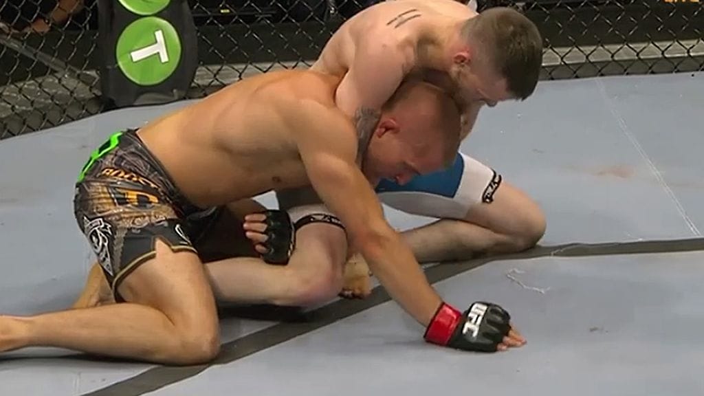 Tom Niinimäki joutui Niklas Bäckströmin kuristusotteeseen vuoden 2014 ottelussa.