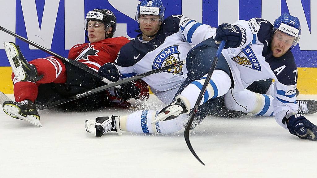 Leo Komarov hamuaa kiekkoa.