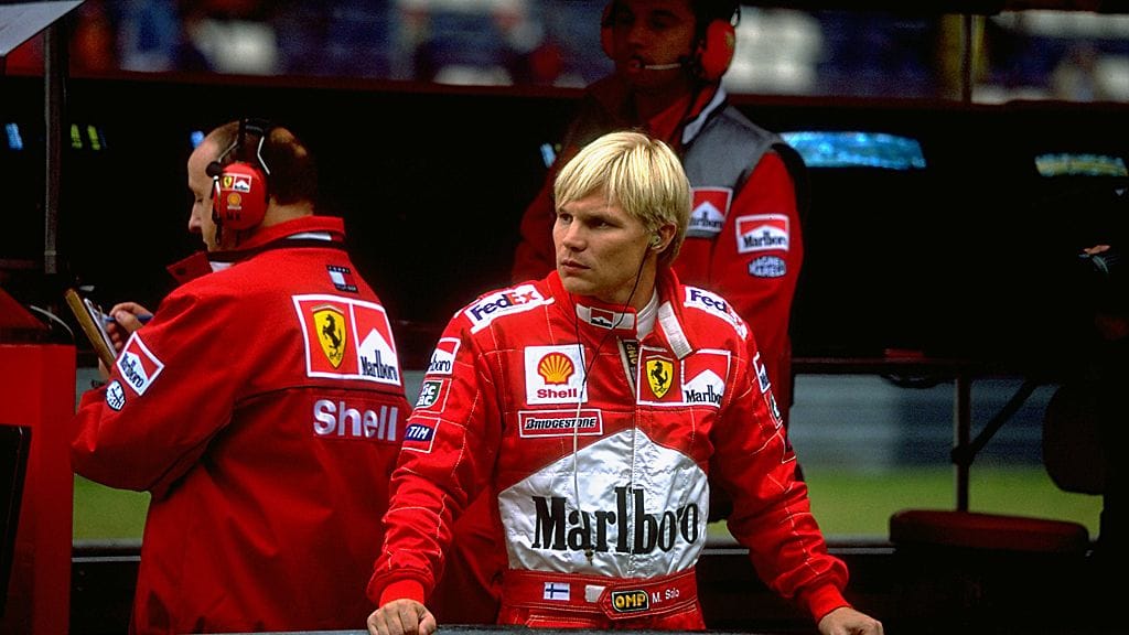 Mika Salo Ferrarin varikkomuurilla Nürburgringillä 1999.