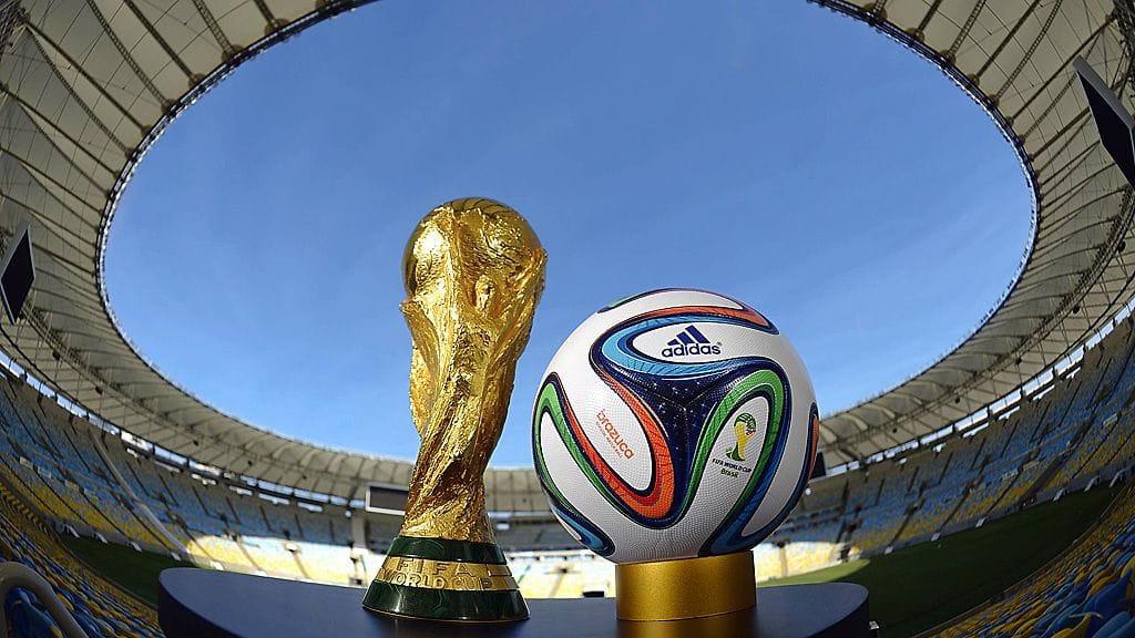 MM-pokaali ja virallinen pelipallo.