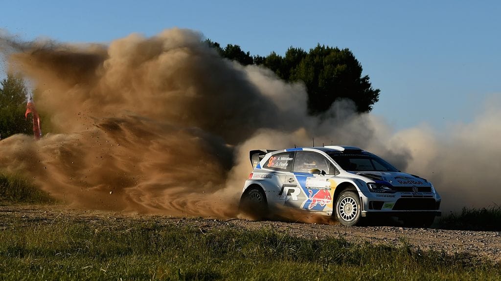 Andreas Mikkelsen on kilpailussa toisena puolen sekunnin päässä Sebastien Ogierista.