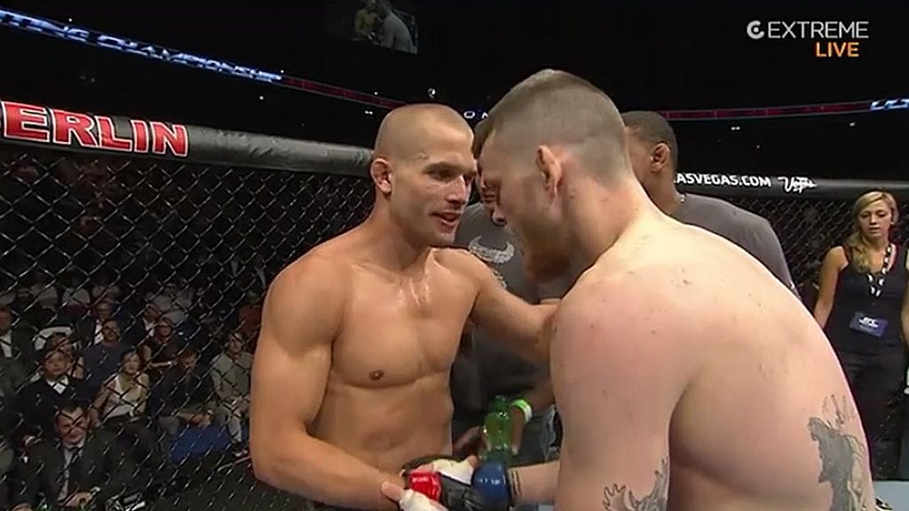 Tom Niinimäki kättelee Niklas Bäckströmiä.