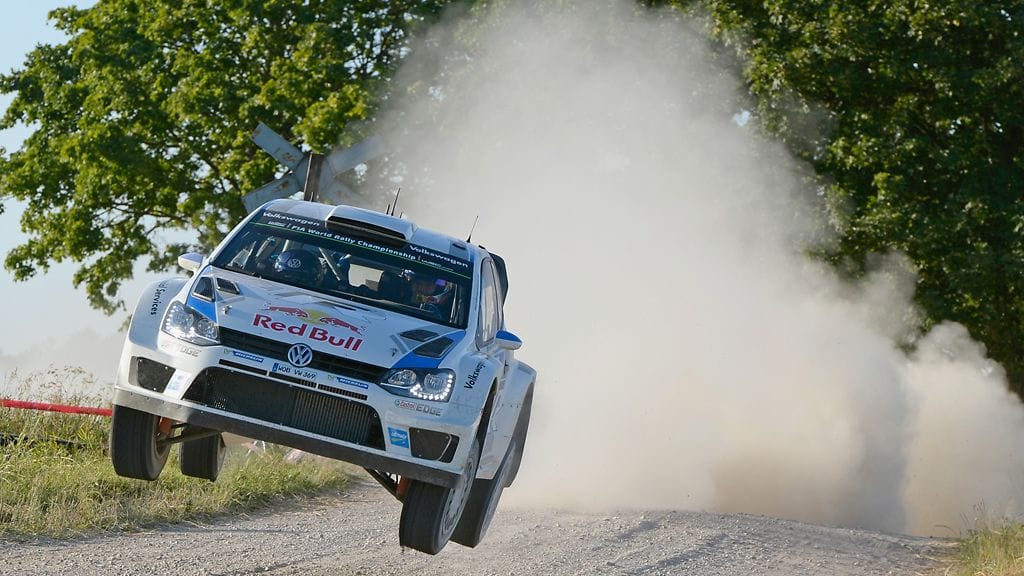 Sebastien Ogier johtaa kisaa minuutin erolla.