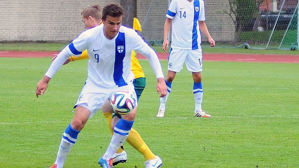 Eero Markkanen suojaa palloa Liettua-ottelussa.