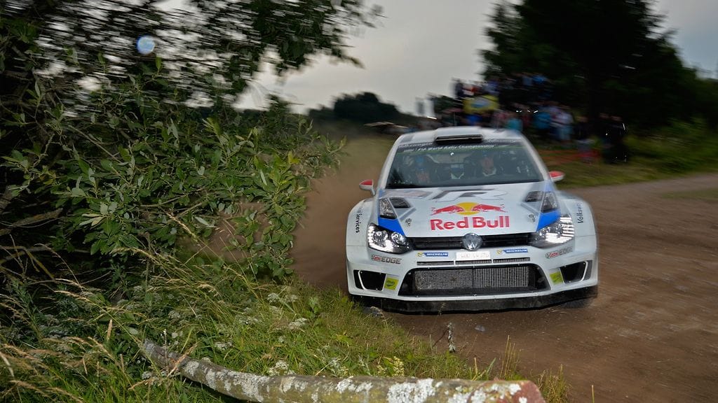 Jari-Matti Latvala on kilpailussa viidentenä kahdeksan sekuntia Mikko Hirvosta jäljessä.