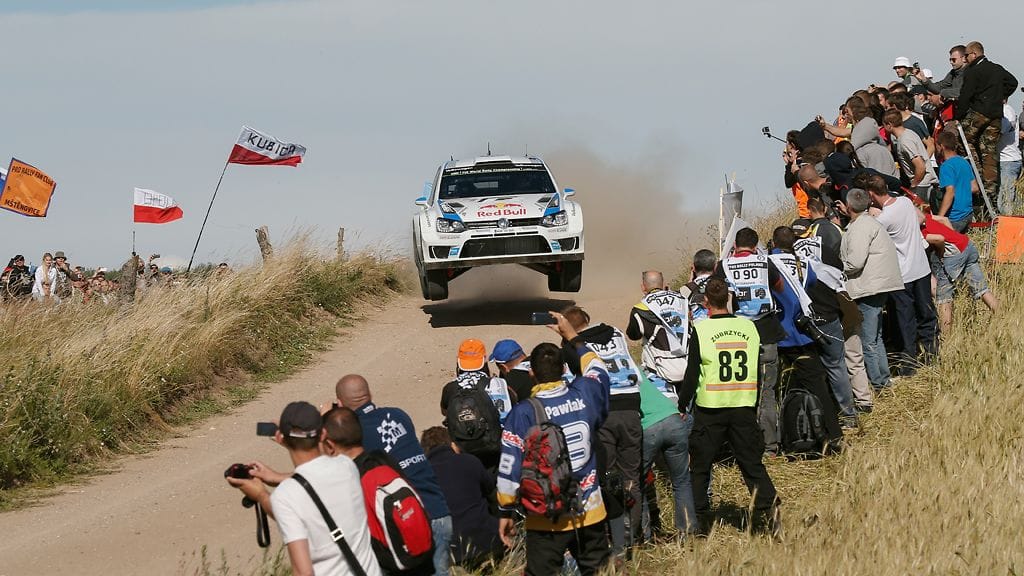 Sebastien Ogier johtaa kilpailua 14,2 sekunnin erolla.