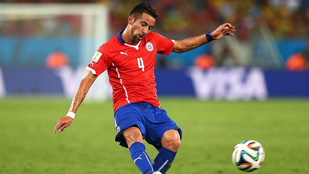 Mauricio Isla Chilen paidassa MM-kisoissa.