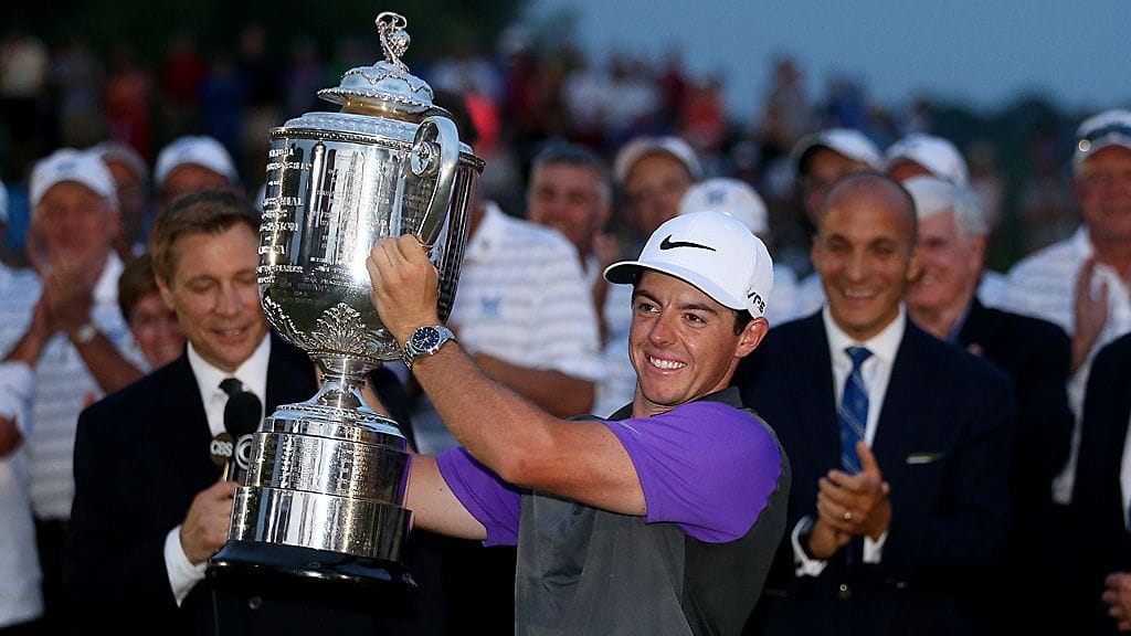 Rory McIlroy ja PGA:n voittopokaali.