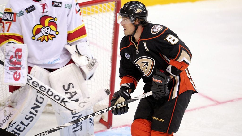 Teemu Selänne pelasi Anaheimin paidassa Jokereita vastaan vuonna 2011.