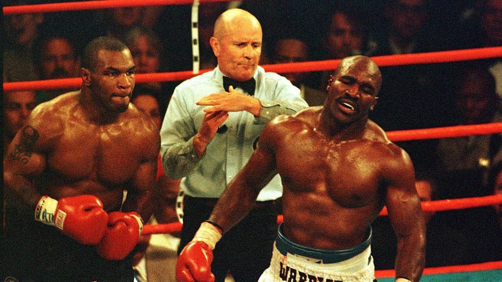 Mike Tyson puri Evander Holyfieldia MM-ottelussa 1997.