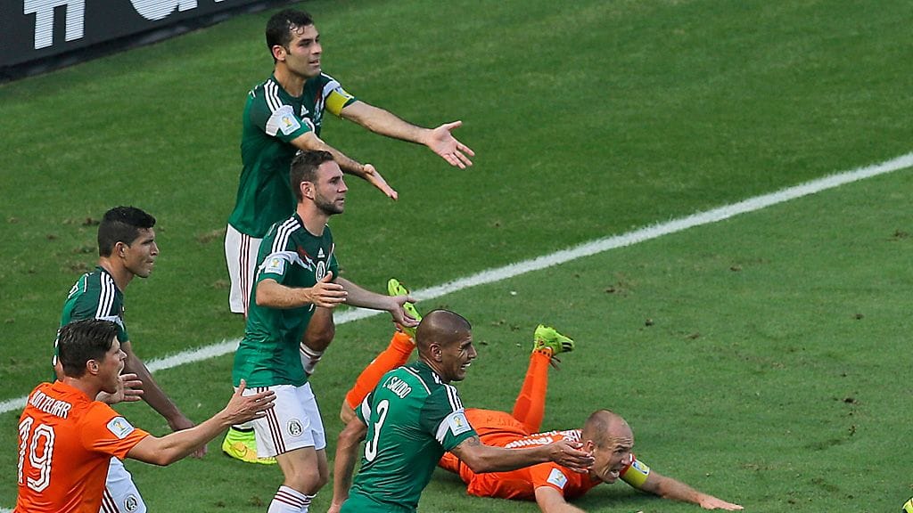 Arjen Robben on maassa, Rafael Marquez ihmettelee.