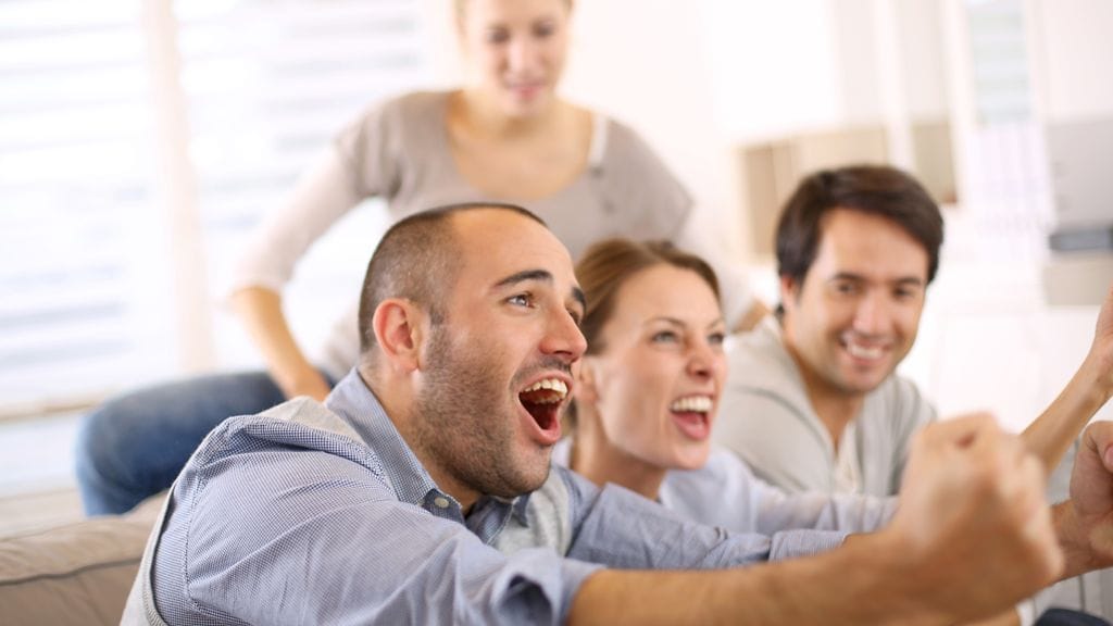 Kumppanin ystävien kanssa ei aina haluaisi viettää aikaa.