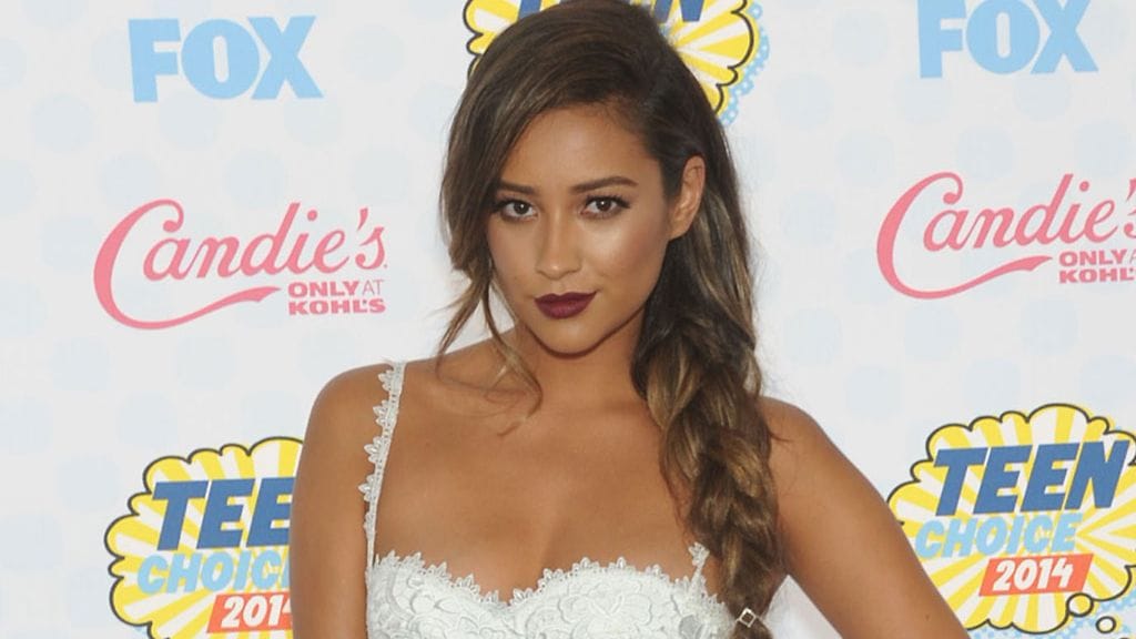 Näyttelijä Shay Mitchellin iki-ihana lettikampaus.