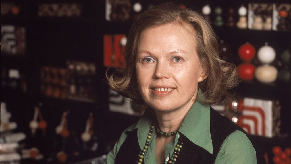 Tekstiili- ja korutaiteilija Kaija Aarikka helmikuussa 1975.