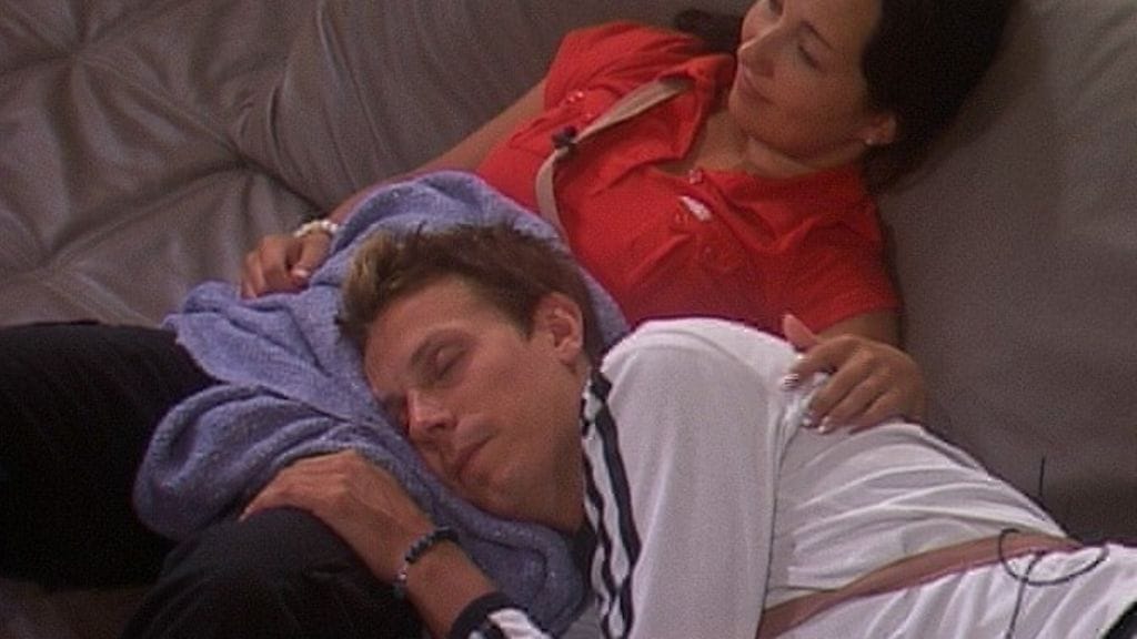 2005: Timo nukkuu Hannan sylissä