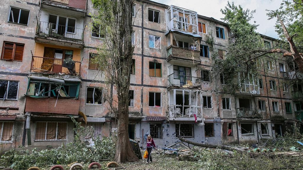 Ovatko tämän ukrainalaisen kerrostalon asukkaat menettäneet kotinsa konfliktin vai sodan seurauksena?