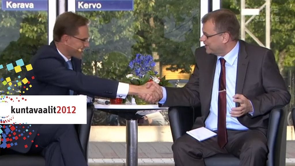 Pääministeri Jyrki Katainen (kok) ja oppositiojohtaja Juha Sipilä (kesk) paiskasivat kättä MTV3:n kuntavaalitentissä.