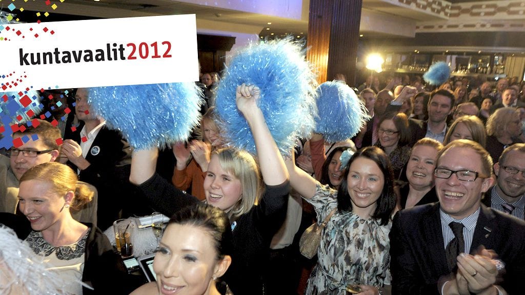 Kokoomuksen kannattajat kuuntelevat ennakkoäänten tulosta vaalivalvojaisissa Helsingissä 28. lokakuuta 2012.