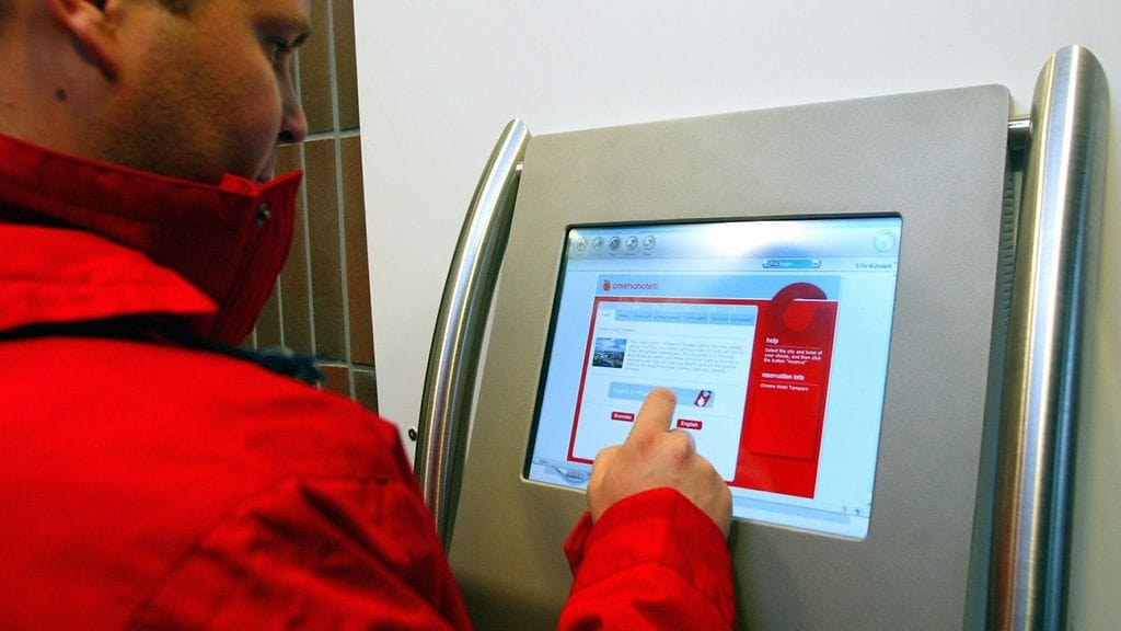 Omena-hotellit toimivat ilman vastaanottohenkilökuntaa. Hotelliin pääsee sisään näppäilemällä ennakkomaksun yhteydessä saadulla pin-koodilla.