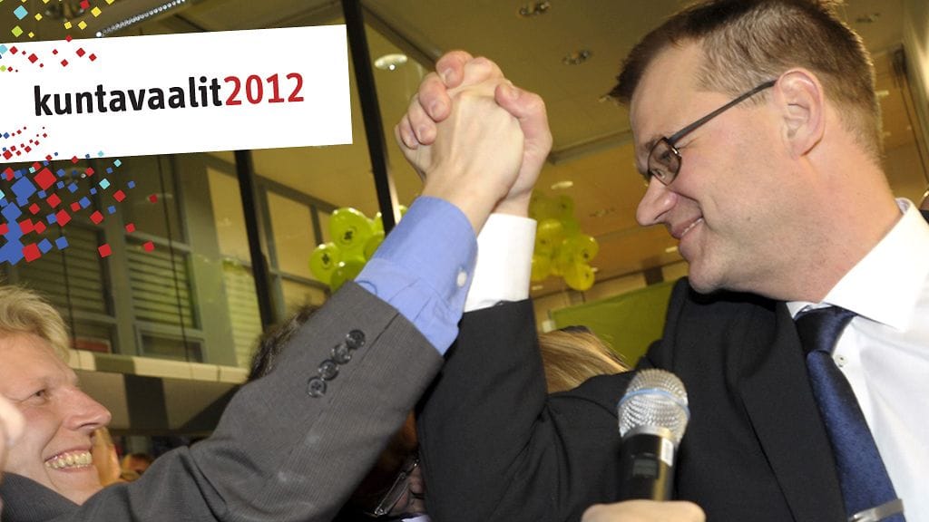 Keskustan puheenjohtaja Juha Sipilä (oik.) ja eduskuntaryhmän puheenjohtaja Kimmo Tiilikainen lyövät kättä voiton merkiksi ennakkoäänestyksen tulosten tultua puolueen vaalivalvojaisissa Helsingissä 28. lokakuuta 2012.