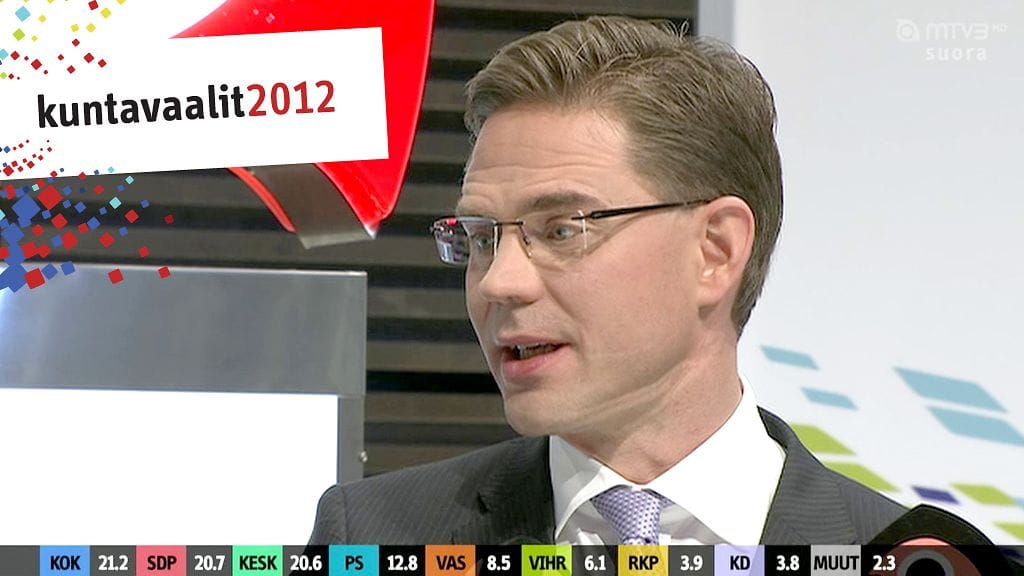 Kokoomuksen kannattajat kuuntelevat ennakkoäänten tulosta vaalivalvojaisissa Helsingissä 28. lokakuuta 2012.