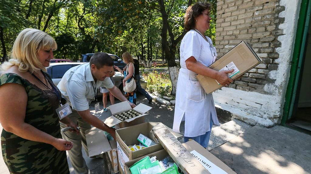 Lääkelahjoitusten purkua Ukrainassa. Kuvituskuva.