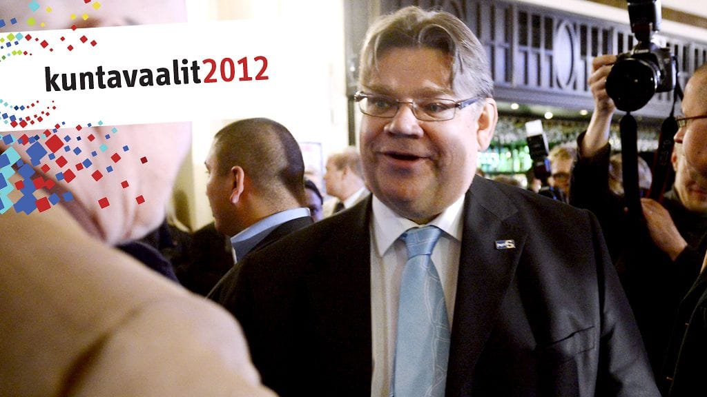 Perussuomalaisten puheenjohtaja Timo Soini saapu Perussuomalaisten vaalivalvojaisiin Bottalle.