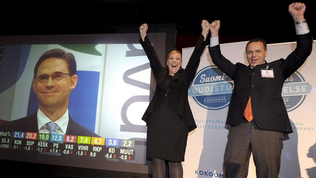 Jan Vapaavuori tuulettaa maan suurimman äänisaaliin johdosta. Vieressä kokoomuksen puoluesihteeri Taru Tujunen. Ruudulla puheenjohtaja Jyrki Katainen.