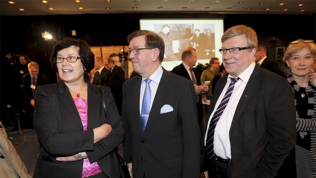 Keskustan presidenttiehdokas Paavo Väyrynen ja vaimonsa Vuokko sekä puoluesihteeri Timo Laaninen odottavat presidentinvaalien ennakkoäänten tuloksia vaalivalvojaisissa Helsingissä 22.1.2012.